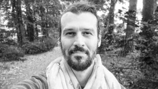 Christophbuettner_portrait_wald_crop169_300dpi